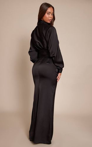 Black Robe Longue Satinée À Manches Longues Et Décolleté Plongeant Plt Label | Taille 42 - PrettyLittleThing - Modalova