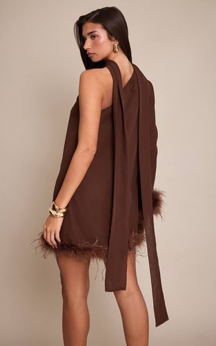 Robe Droite En Mousseline Asymétrique Avec Détails De Plumes | Taille 42 - PrettyLittleThing - Modalova
