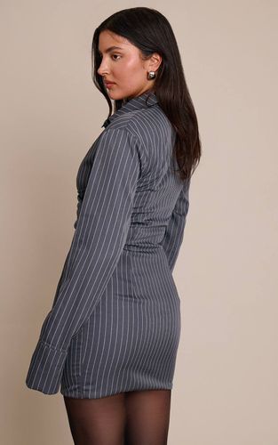 Charcoal Robe Chemise À Manches Longues À Rayures Tennis Avec Détail Cache-cœur | Taille 42 - PrettyLittleThing - Modalova
