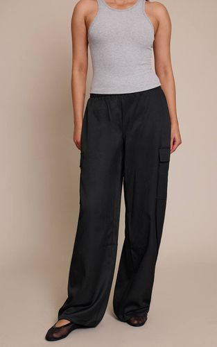 Black Pantalon Cargo Large Tissé | Taille 42 - PrettyLittleThing - Modalova