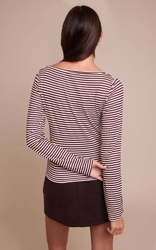 Burgundy Haut À Manches Longues Col Bateau Rayé | Taille 34 - PrettyLittleThing - Modalova