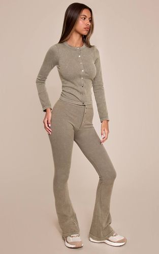 Olive Legging Évasé Côtelé Ajusté À Détails Boutons Petite | Taille Large - PrettyLittleThing - Modalova