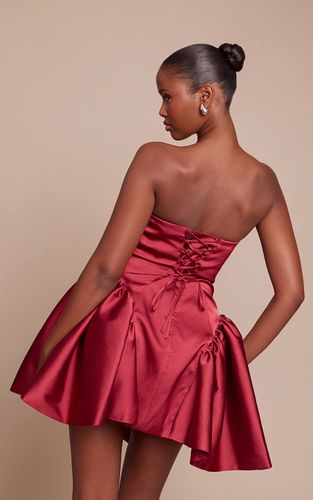 Burgundy Robe Droite Bandeau En Satin À Volants Extrêmes | Taille 42 - PrettyLittleThing - Modalova