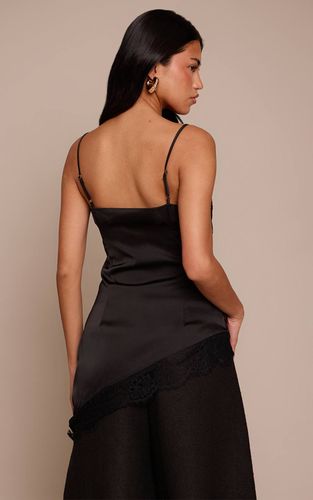 Black Top Asymétrique En Satin À Col Bénitier Avec Bordure En Dentelle | Taille 36 - PrettyLittleThing - Modalova