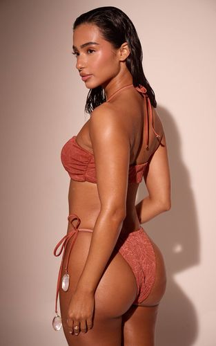 Haut De Bikini Texturé À Encolure Croisée Et Ornement Coquillage | Taille 42 - PrettyLittleThing - Modalova