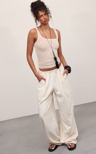 Cream Pantalon Large En Peau De Pêche Avec Détail De Poches | Taille 42 - PrettyLittleThing - Modalova