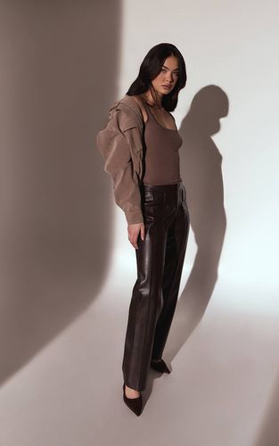 Pantalon Droit En Synthétique Avec Détails De Coutures | Taille 42 - PrettyLittleThing - Modalova