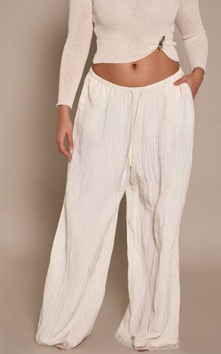 Cream Pantalon Grande Taille En Satin Texturé Avec Bordure En Dentelle | Taille 46 - PrettyLittleThing - Modalova
