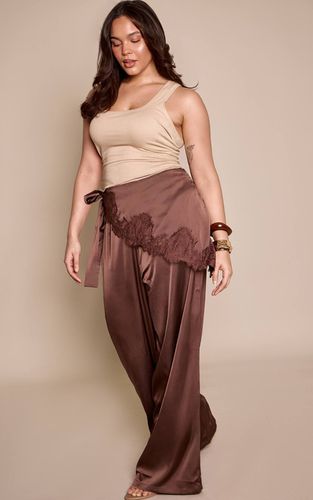 Pantalon Large En Satin Avec Foulard Grande Taille | Taille 46 - PrettyLittleThing - Modalova