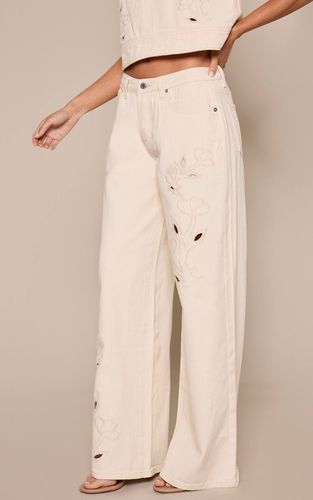 Jean Large À Détails Brodés Ajourés | Taille 42 - PrettyLittleThing - Modalova