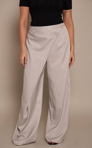 Grey Pantalon Grande Taille Tissé À Devant Croisé | Taille 46 - PrettyLittleThing - Modalova