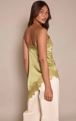 Olive Haut Long Asymétrique En Satin Avec Détails En Dentelle | Taille 42 - PrettyLittleThing - Modalova