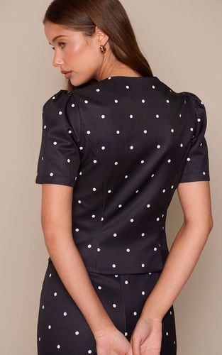Black Haut Ajusté À Pois À Manches Courtes Avec Boutonnage | Taille 42 - PrettyLittleThing - Modalova
