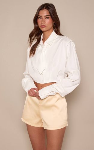 Butter Cream Short Taille Haute En Satin Contrecollé | Taille 42 - PrettyLittleThing - Modalova