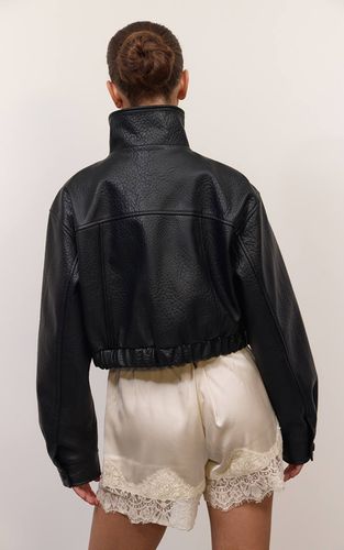 Black Veste Courte En Synthétiquecuir Avec Détail De Poches | Taille XS - PrettyLittleThing - Modalova