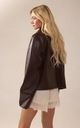 Burgundy Veste En Synthétiquecuir À Patte De Boutonnage Dissimulée Ornée De Clous | Taille XS - PrettyLittleThing - Modalova