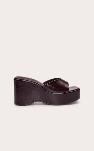 Burgundy Mules Compensées En Synthétique Verni Plissé | Taille 32 - PrettyLittleThing - Modalova