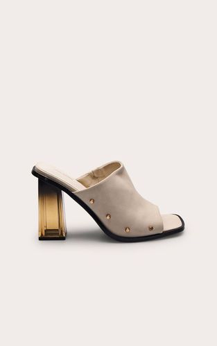 Cream Mules À Talons Bloc En Résine Et Clous En Synthétiquecuir | Taille 33 - PrettyLittleThing - Modalova
