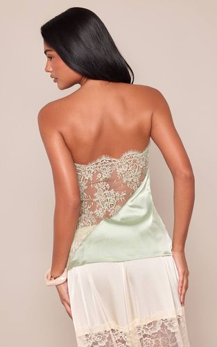 Sage Green Bandeau En Satin Avec Détail En Dentelle Au Dos | Taille 42 - PrettyLittleThing - Modalova