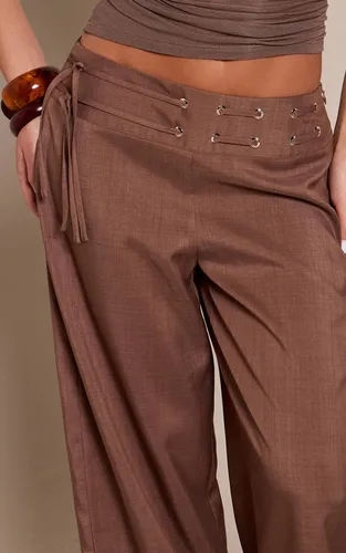 Mushroom Pantalon Tailleur Large Petite Taille Avec Œillets Et Ceinture À Nouer | Taille 34 - PrettyLittleThing - Modalova