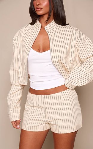Cream Short Mini Ajusté En Sergé À Fines Rayures Petite Ensemble Coordonné | Taille 40 - PrettyLittleThing - Modalova