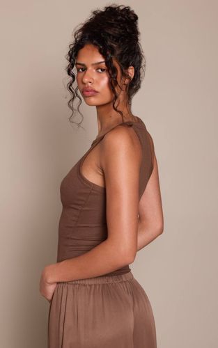 Débardeur Côtelé Doux Avec Encolure Droite | Taille 42 - PrettyLittleThing - Modalova