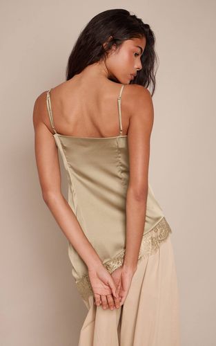 Olive Top Asymétrique En Satin À Col Bénitier Avec Bordure En Dentelle | Taille 34 - PrettyLittleThing - Modalova