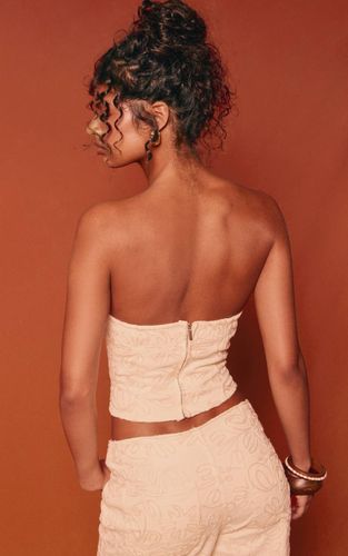 Top Bandeau En Denim Brodé Floral | Taille 44 - PrettyLittleThing - Modalova