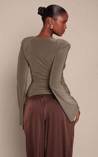 Khaki Haut À Manches Longues En Tissu Slinky Double Épaisseur Avec Détail Aux Épaules | Taille 34 - PrettyLittleThing - Modalova