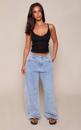 Jean Barrel Petite Bleu Moyen Avec Détails De Coutures | Taille 32 - PrettyLittleThing - Modalova