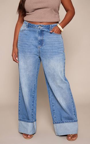 Jean Grande Taille Bleu Moyen Délavé À Ourlet Retroussé Et Coupe Large | Taille 44 - PrettyLittleThing - Modalova