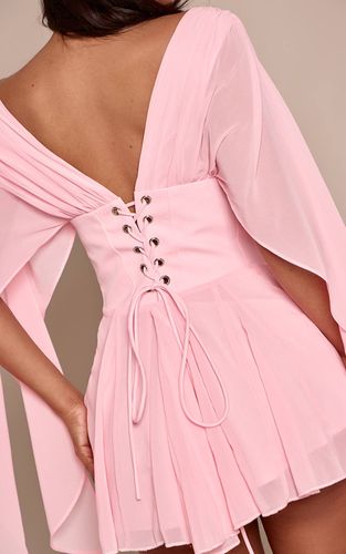 Baby Pink Robe Mini Petite Taille À Taille Corset En Mousseline Avec Manches Drapées Et Jupe Godet | Taille 32 - PrettyLittleThing - Modalova