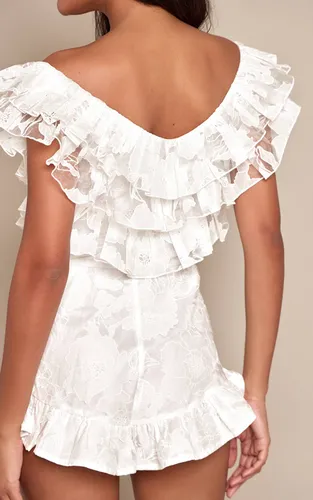 White Combi-short Bardot À Volants En Dentelle Florale | Taille 32 - PrettyLittleThing - Modalova