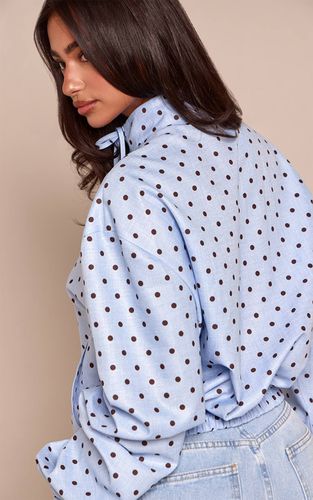 Blue Chemise Petite À Pois À Col Montant Avec Détail Nœud Et Manches Longues | Taille 36 - PrettyLittleThing - Modalova