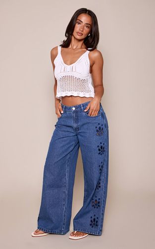 Jean Droit Petite Bleu Moyen À Découpes Florales | Taille 32 - PrettyLittleThing - Modalova