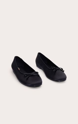 Black Ballerines En Satin Avec Nœud Décoratif | Taille 33 - PrettyLittleThing - Modalova