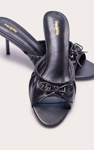 Black Mules À Talon Chaton En Synthétique Avec Détail Nœud Et Empeigne Froncée | Taille 31 - PrettyLittleThing - Modalova