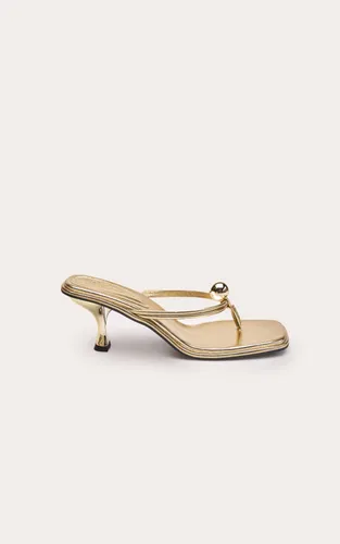 Gold Mules À Talon Mi-haut À Bout Carré Et Bride Tong Ornée | Taille 31 - PrettyLittleThing - Modalova
