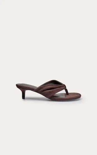 Mules À Talon Chaton Avec Bride Tong Froncée En Synthétique | Taille 33 - PrettyLittleThing - Modalova