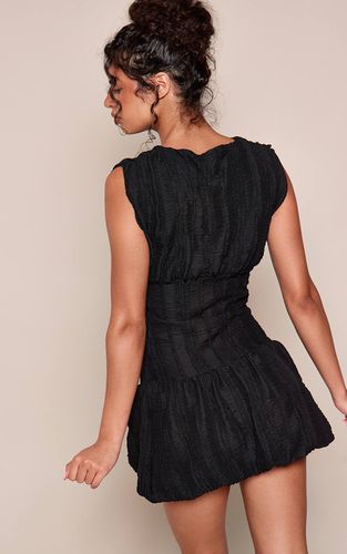 Black Robe Droite Courte À Col Bateau Texturée Avec Volants | Taille 36 - PrettyLittleThing - Modalova