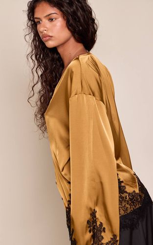 Olive Chemisier Cache-cœur En Satin Avec Détails En Dentelle | Taille 38 - PrettyLittleThing - Modalova