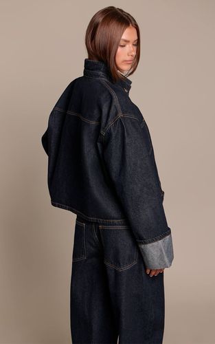 Veste En Denim Indigo Brut Courte Avec Revers Aux Poignets | Taille 42 - PrettyLittleThing - Modalova