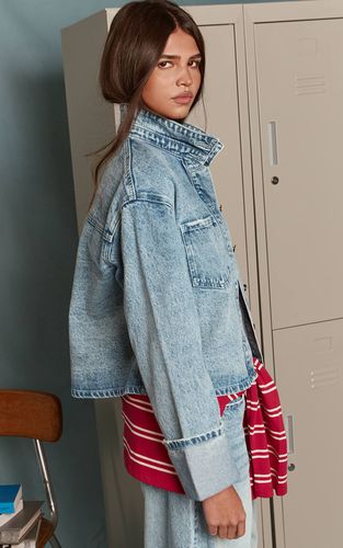 Washed Blue Veste En Jean Délavé Bleu Moyen Raccourcie Avec Revers Aux Poignets | Taille 42 - PrettyLittleThing - Modalova