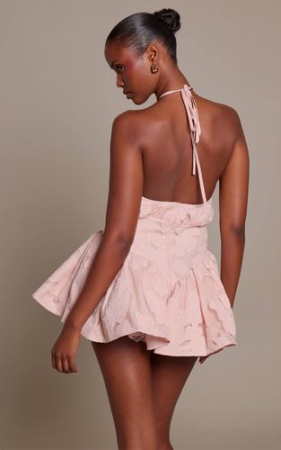 Light Pink Combi-short Jupe Brodée Tissée Dos Nu Avec Col Licou | Taille 42 - PrettyLittleThing - Modalova