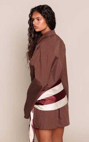 Brown Robe Chemise En Popeline Avec Détail Foulard Noué À La Taille | Taille 42 - PrettyLittleThing - Modalova