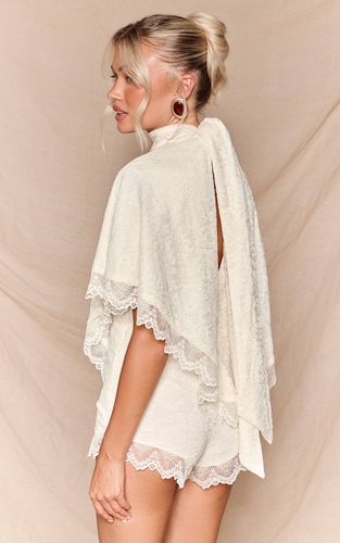 Cream Combishort Poncho En Dentelle | Taille 42 - PrettyLittleThing - Modalova