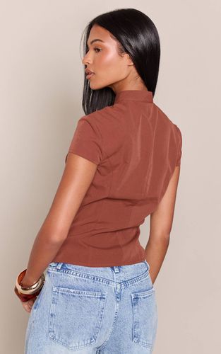 Haut Grande Taille En Satin À Col Montant Avec Détails De Boutons Perles | Taille 42 - PrettyLittleThing - Modalova