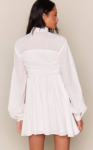 White Robe Droite À Manches Longues En Popeline Transparente Avec Détail De Liens Froncés À La Poitrine | Taille 42 - PrettyLittleThing - Modalova