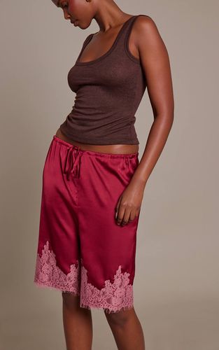 Burgundy Short Long En Satin Avec Détails En Dentelle Contrastée | Taille 42 - PrettyLittleThing - Modalova