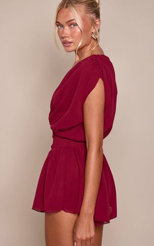 Wine Combishort En Mousseline À Col En V Avec Taille Froncée Et Volants | Taille 36 - PrettyLittleThing - Modalova